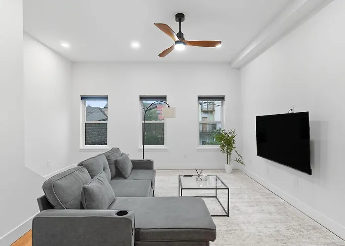 2 Bedroom 2 And A Half Bath Townhouse Stadium And Downtown Nearby Holiday home *