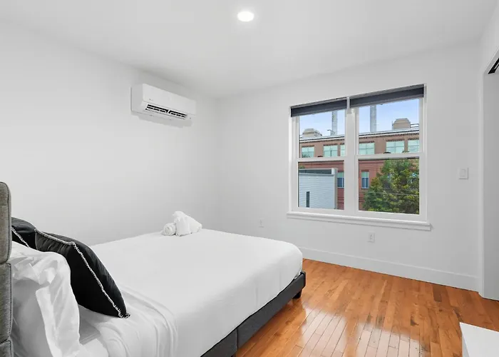 2 Bedroom 2 And A Half Bath Townhouse Stadium And Downtown Nearby Holiday home *